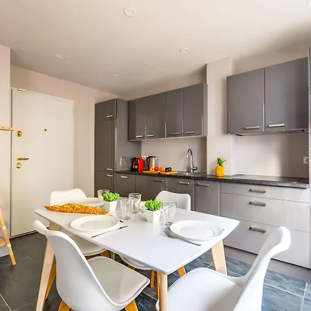 Modern And Airy Flat Sleeps 4